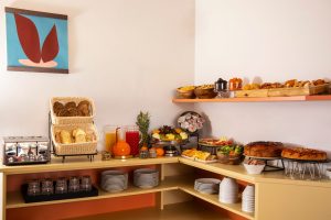 Colazione a buffet con dolci freschi e specialità italiane – Barberini Retreat Boutique Hotel, BZAR hotels a Roma.