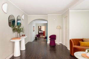 Spaziosa hall dal design minimalista di un boutique hotel nel centro di Roma, caratterizzata da interni moderni, spazi aperti e luminosi e da un arredamento elegante e contemporaneo, per un'esperienza raffinata degli ospiti - Barberini Retreat Boutique Hotel, BZAR hotels a Roma