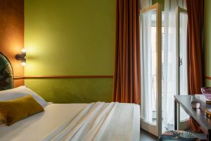 Confortevole letto matrimoniale nella camera Superior, caratterizzata da uno stile moderno e raffinato – Barberini Retreat Boutique Hotel, BZAR hotels a Roma