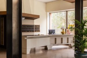 Reception moderna e accogliente con servizio concierge, punto di riferimento per il soggiorno in Liguria - Hotel Al Sant'Andrea, BZAR hotels in Liguria