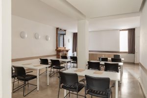 Fully equipped meeting room with modular tables and natural light, perfect for business meetings in Pisa - Hotel La Pace, BZAR hotels in Pisa