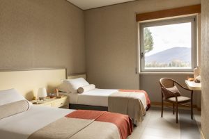 Bright double room with twin beds, desk and open views, perfect for a comfortable stay in Liguria - Hotel Al Sant'Andrea, BZAR hotels in Liguria
