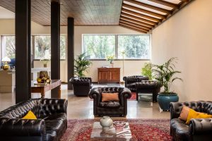 Spacious lobby with leather armchairs, rugs and natural light, refined space to relax during a stay in Liguria - Hotel Al Sant'Andrea, BZAR hotels in Liguria