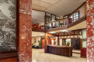 Spacious lobby with reception and mezzanine, vintage details and wooden furnishings, strategic location near central Pisa - Hotel La Pace, BZAR hotels in Pisa