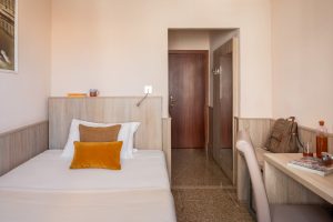 Single room with desk and wardrobe for short stays in Pisa - Hotel La Pace, BZAR hotels in Pisa