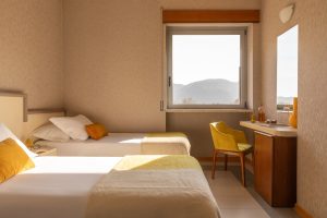 Triple room with single bed and desk by the window, hill views and comfort for Liguria holidays - Hotel Al Sant'Andrea, BZAR hotels in Liguria