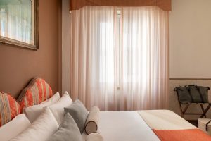 Economy room with classic decor and headboard in Pisa - Hotel La Pace, BZAR hotels in Pisa