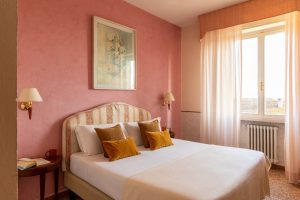 Standard room with classic furnishings and colored walls in Pisa - Hotel La Pace, BZAR hotels in Pisa