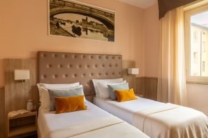 Twin room with single beds ideal for shared stays in Pisa - Hotel La Pace, BZAR hotels in Pisa